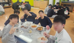 아이들에게 간식과 책을 선물…