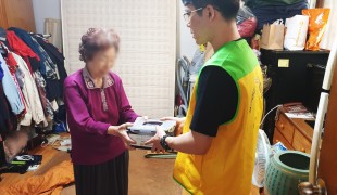 홀몸 어르신 사랑의 반찬 배…