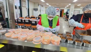 정성 가득 반찬 한 끼, 어…